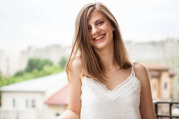 Retrato de una mujer con el pelo castaño sonriendo a la cámara — Foto de Stock