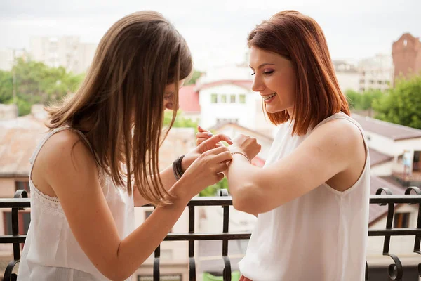 Joyeuses amies qui parlent et rient au balcon — Photo