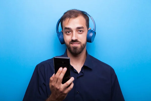 Joven guapo escuchando música desde su teléfono —  Fotos de Stock