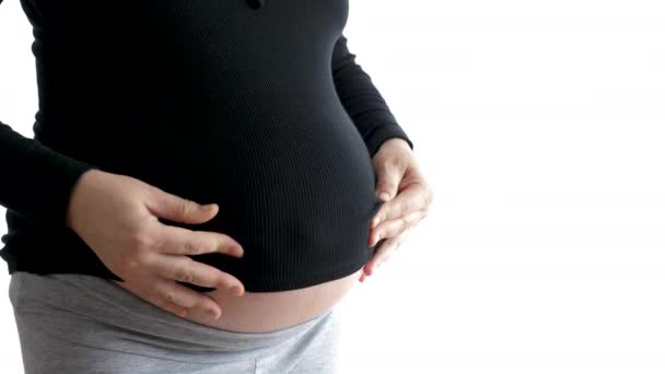 Detailní záběr těhotná žena ukazuje její břicho k fotoaparátu — Stock video