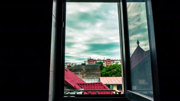 Проміжок часу переміщення темних хмар над містом через вікно — стокове відео
