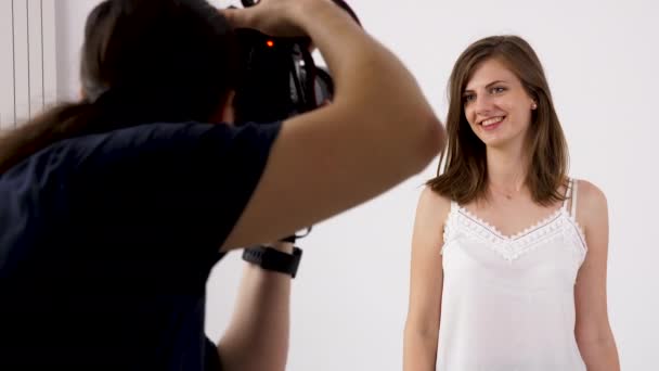 Backstage på en fotografering med fotograf och modell — Stockvideo