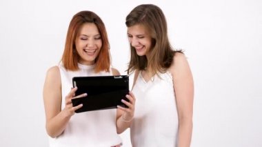Tablet Pc kullanma ve gülüyor iki genç kadın