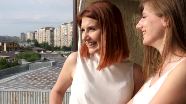 Dos mujeres riendo y sonriendo en el balcón — Vídeos de Stock