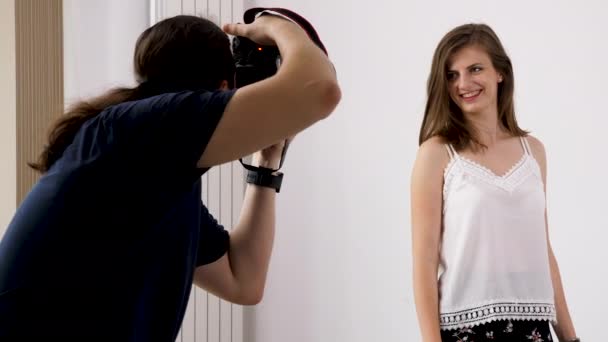 Backstage eines Fotoshootings mit Fotograf und Model — Stockvideo