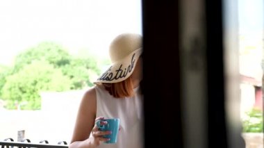 Atış büyük yaz şapka üzerinde balkon içme kahve iki güzel ve muhteşem kadın ortaya