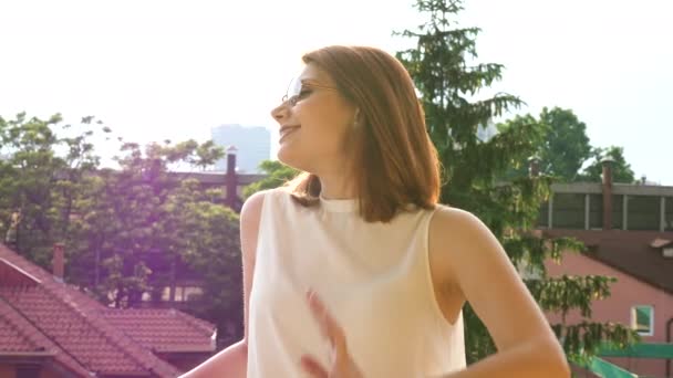 Splendida donna in occhiali freddi sul balcone — Video Stock