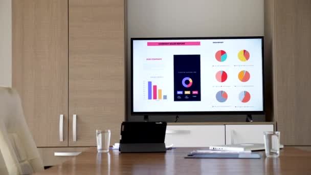 Телевізор з графіком і діаграмами в порожній сучасній конференції rrom — стокове відео