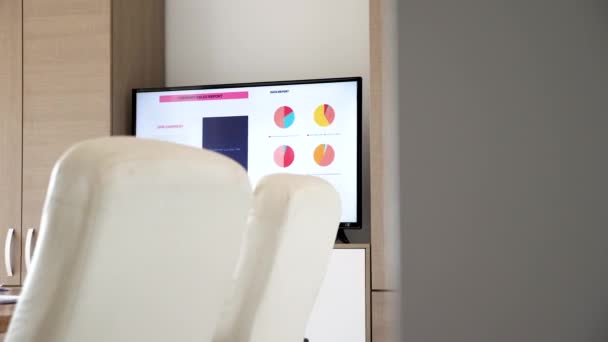 Tv displayler grafiklerini ve verilerini bir şirket hakkında toplantı Yönetim Kurulu boş oda — Stok video