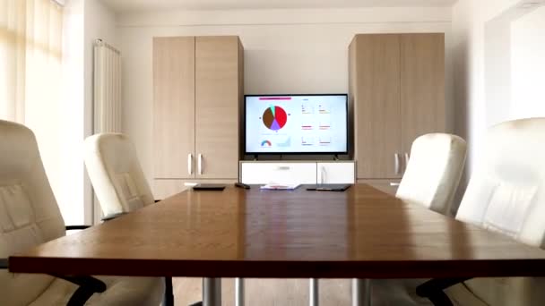 Lege business meeting room met een tv die hiermee grafieken en diagrammen — Stockvideo