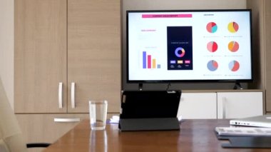 Büyük ekran plazma Tv boş toplantı odasında şirket satış raporu görüntüler