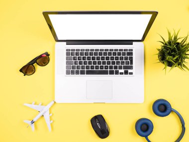 Ahşap masa üzerinde seyahat işadamı dizüstü üstten görünüm 