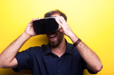 Mavi gömlekli Vr ilk kez zevk genç adam