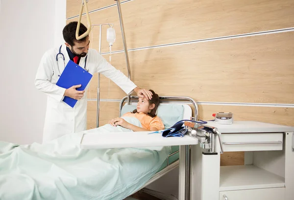 Dokter een patiënt meisje visitin — Stockfoto
