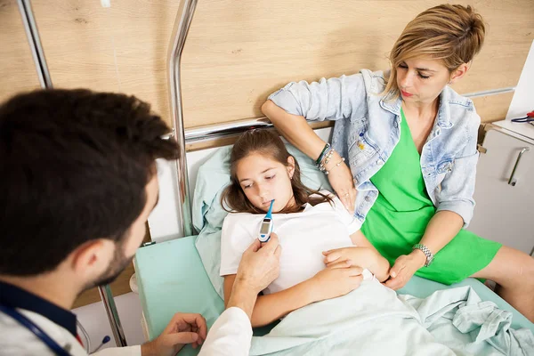 Médico tomando la temperatura corporal de su paciente —  Fotos de Stock