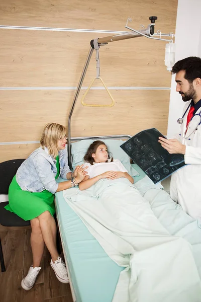 Doctor Leyendo Los Resultados Radiografía Paciente Hospital —  Fotos de Stock