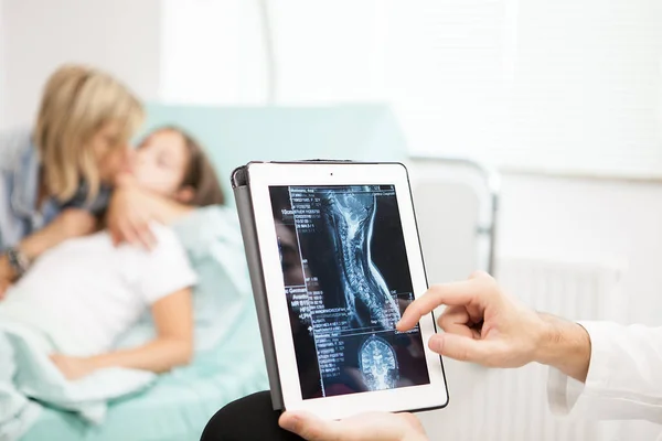 Docteur lisant le résultat des rayons X sur sa tablette PC — Photo