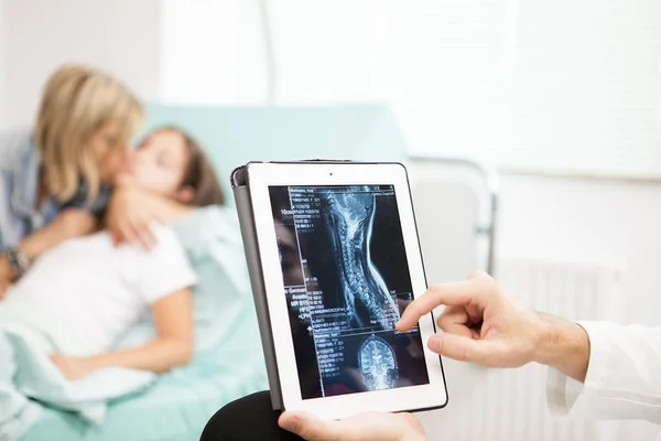 Doktor onun tablet PC'de xray sonuç okuma — Stok fotoğraf