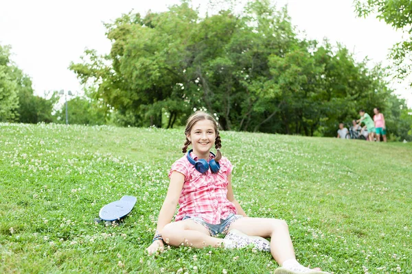 Ragazza divertirsi nel parco — Foto Stock