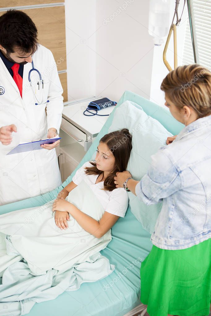 Doctor visiting patient girl 