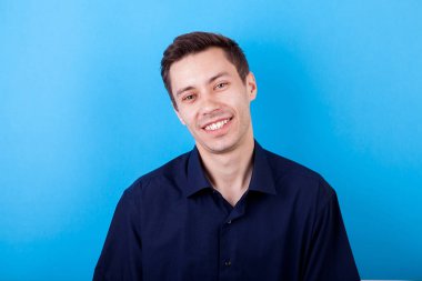 Mutlu genç adam kameraya gülümseyen