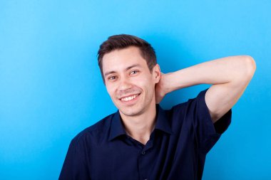 Mutlu genç adam kameraya gülümseyen