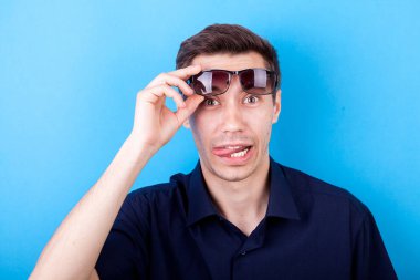 Aptal surat gülümseyen genç adam