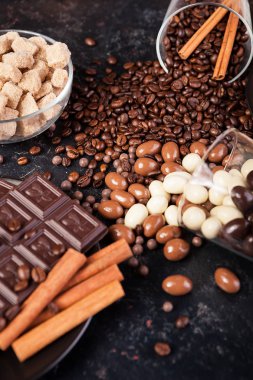 Lezzetli şeker ve tatlılar bir koyu ahşap tahta üzerinde