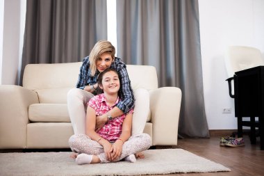 Genç kızı anne sarılma