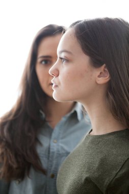 Birbirine yakın duran iki kız kardeş