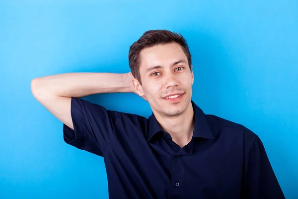 Schöner Mann in lässigem Hemd auf blauem Hintergrund — Stockfoto