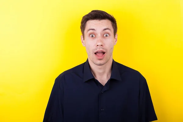 Porträt Eines Überraschten Mannes Mit Offenem Mund Auf Gelbem Hintergrund — Stockfoto
