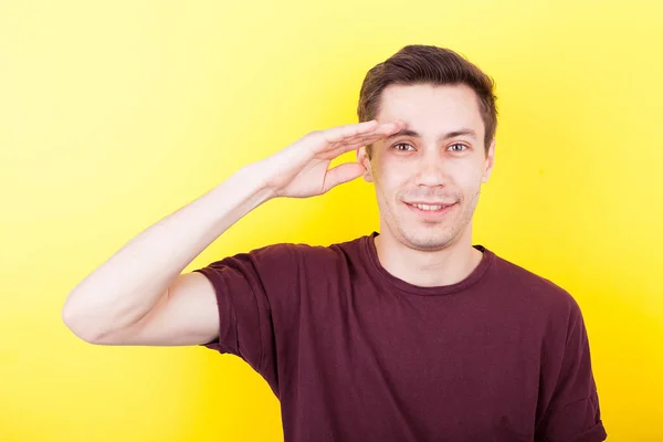 Hombre con la mano en la frente haciendo la señal de saludo del ejército — Foto de Stock