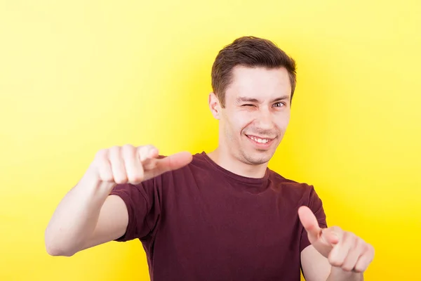 Cooler selbstbewusster Kerl, der mit den Fingern in die Kamera hämmert — Stockfoto