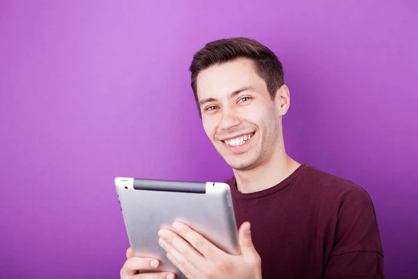 Glimlachende man houdt een digitaal tablet Pc in zijn handen — Stockfoto