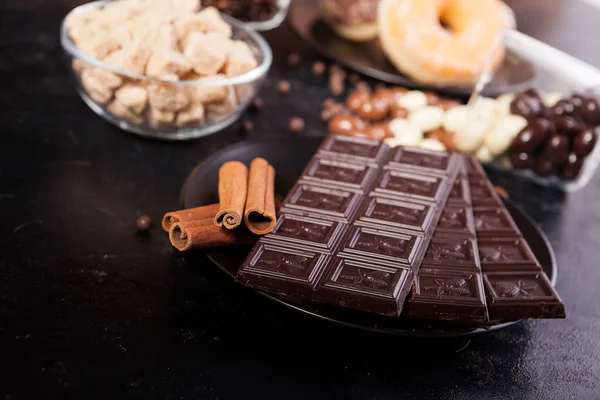 Şeker ve diğer tatlılar yanında çörek