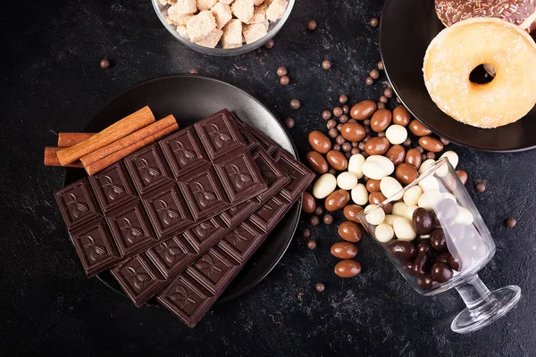 Caramelle e ciambelle accanto ad altri dolci — Foto Stock