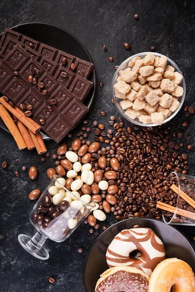 Vasos derramados con granos de café y cacahuetes en chocolate —  Fotos de Stock