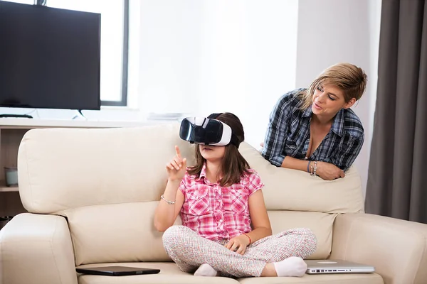 Roztomilá holčička zažívá virtuální realita Vr headset — Stock fotografie