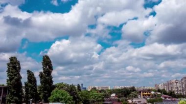 Şehrin üzerinde hızlı hareket bulutlar Timelapse