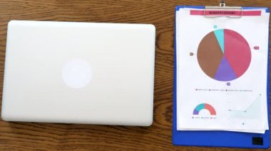 Dizüstü bilgisayar grafikleri ve diyagramları ile iki clipboards yanındaki