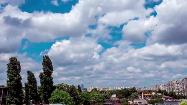 Zeitraffer der sich schnell bewegenden Wolken über der Stadt — Stockvideo