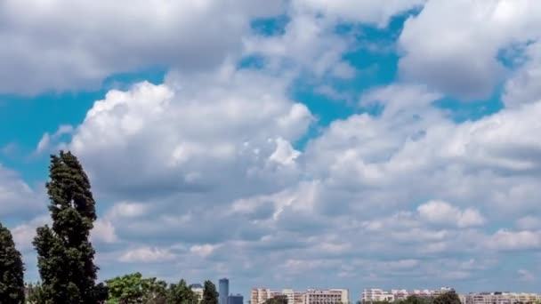 Oddálíte Timelpase Rychle Pohybující Mraky Nad Stromy Bytových Domů Městě — Stock video