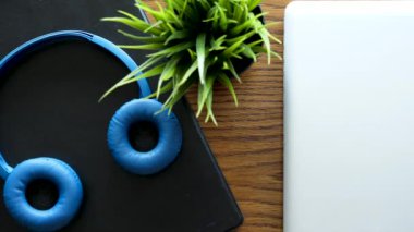 Erkek bir dizüstü bilgisayar kapağını açarak eller ve üzerine yazarak başlar