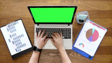 yeşil ekran ile bir dizüstü bilgisayarda yazarak