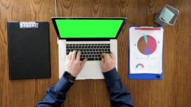 Yazma ve yeşil ekran ile bir dizüstü bilgisayar üzerinde kaydırma işadamı eller