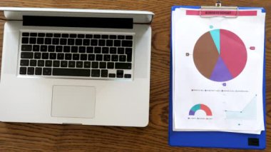 Yanında iki panoları ile açık dizüstü