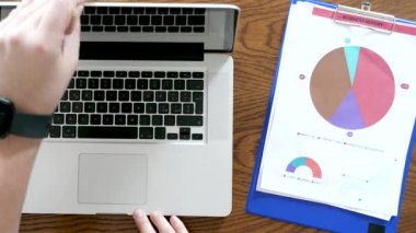 Erkek el laptop kapağı açar ve üzerine yazarak başlar