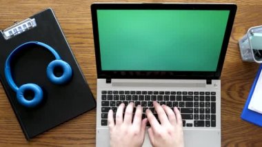 Üstten görünüm eller yeşil ekran ile Laptop yazarak