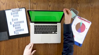 Adam bir dizüstü bilgisayar açılır ve üzerine yazarak başlar